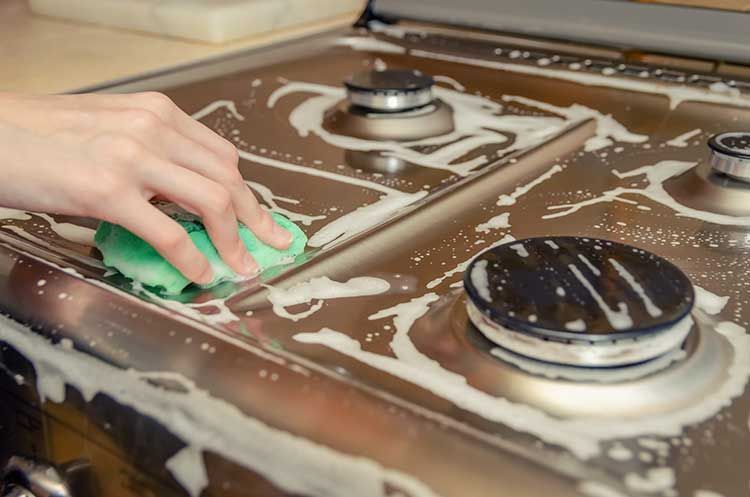 ¿Cómo quitar manchas difíciles en muebles de acero inoxidable?