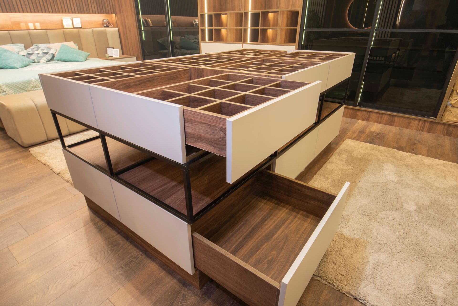 Mesa auxiliar modular moderna con paneles marrones y blancos en un ambiente de sala de estar.