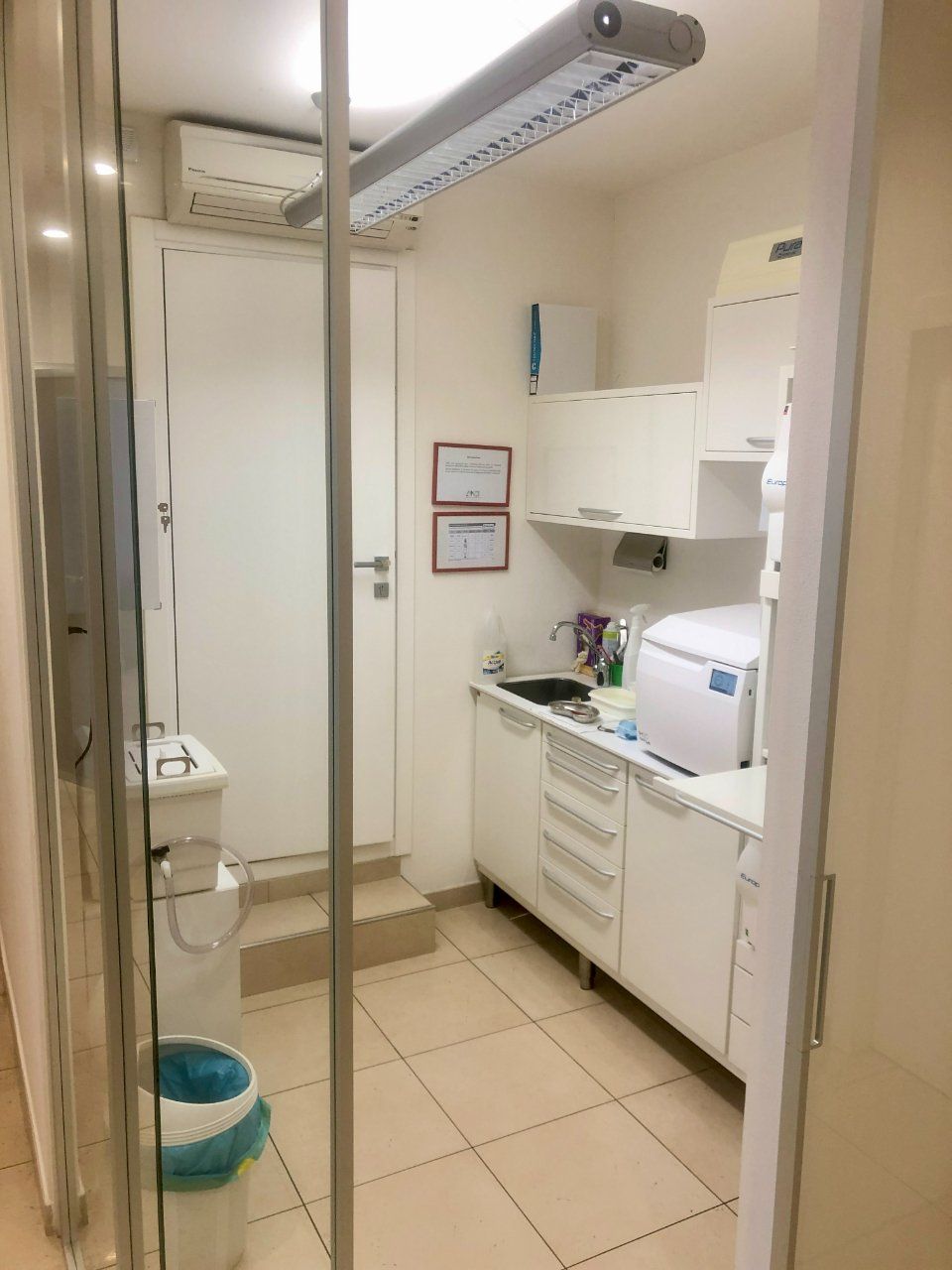 Studio dentistico con sterilizzatore e autoclave