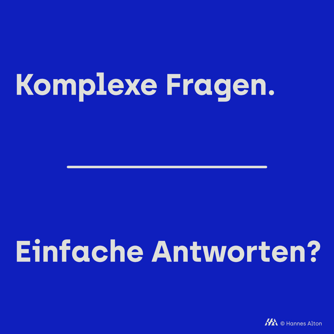 Typografisches Visual mit den Worten Komplexe Fragen und Einfache Antworten auf blauem Hintergrund