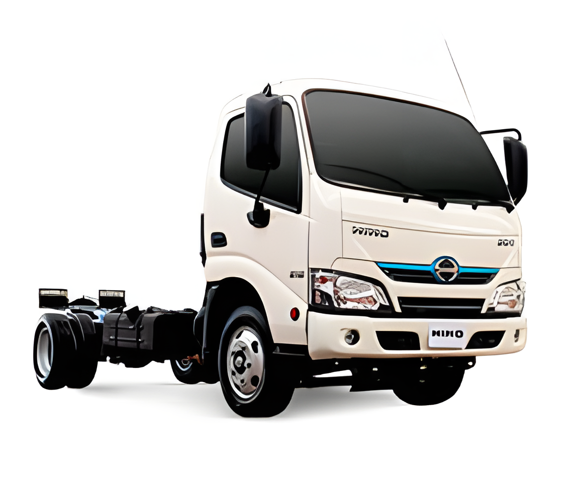 Chassi da cabine de um caminhão Hino branco contra um fundo branco; vista frontal, vista lateral parcial.