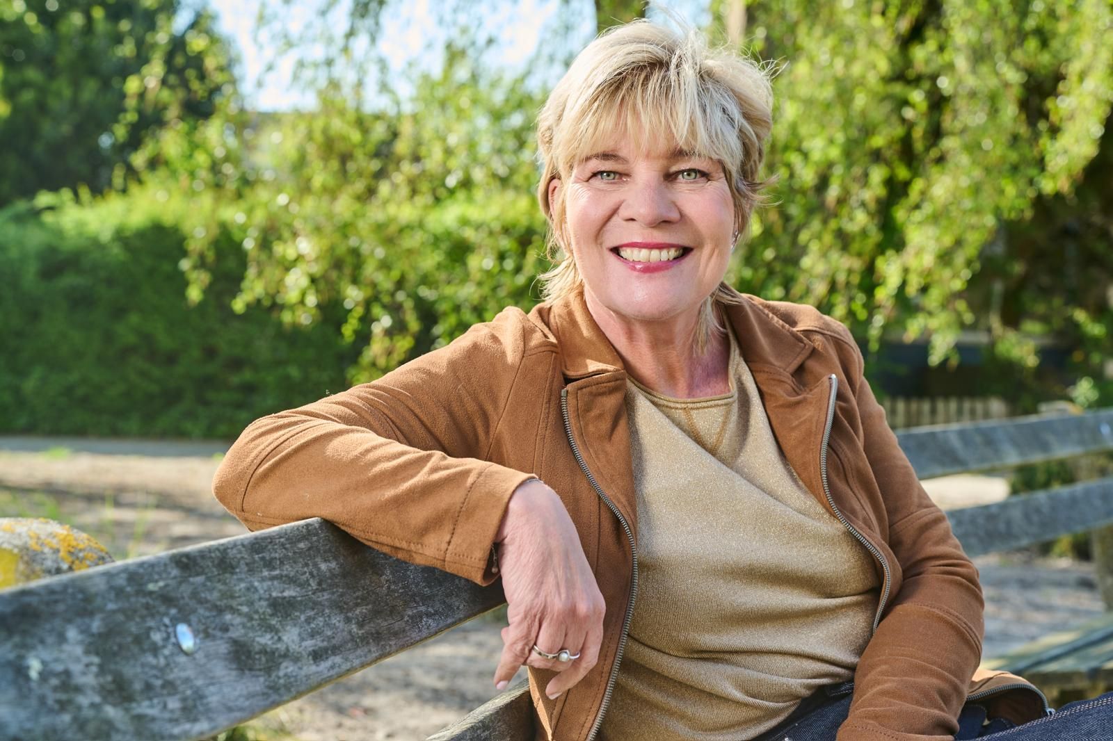 Kitty op een bankje