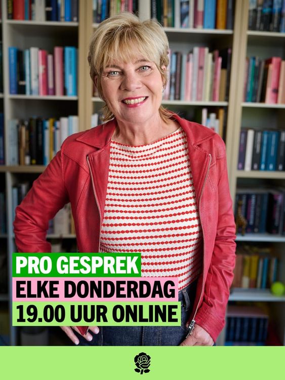 Kitty voor een boekenkast