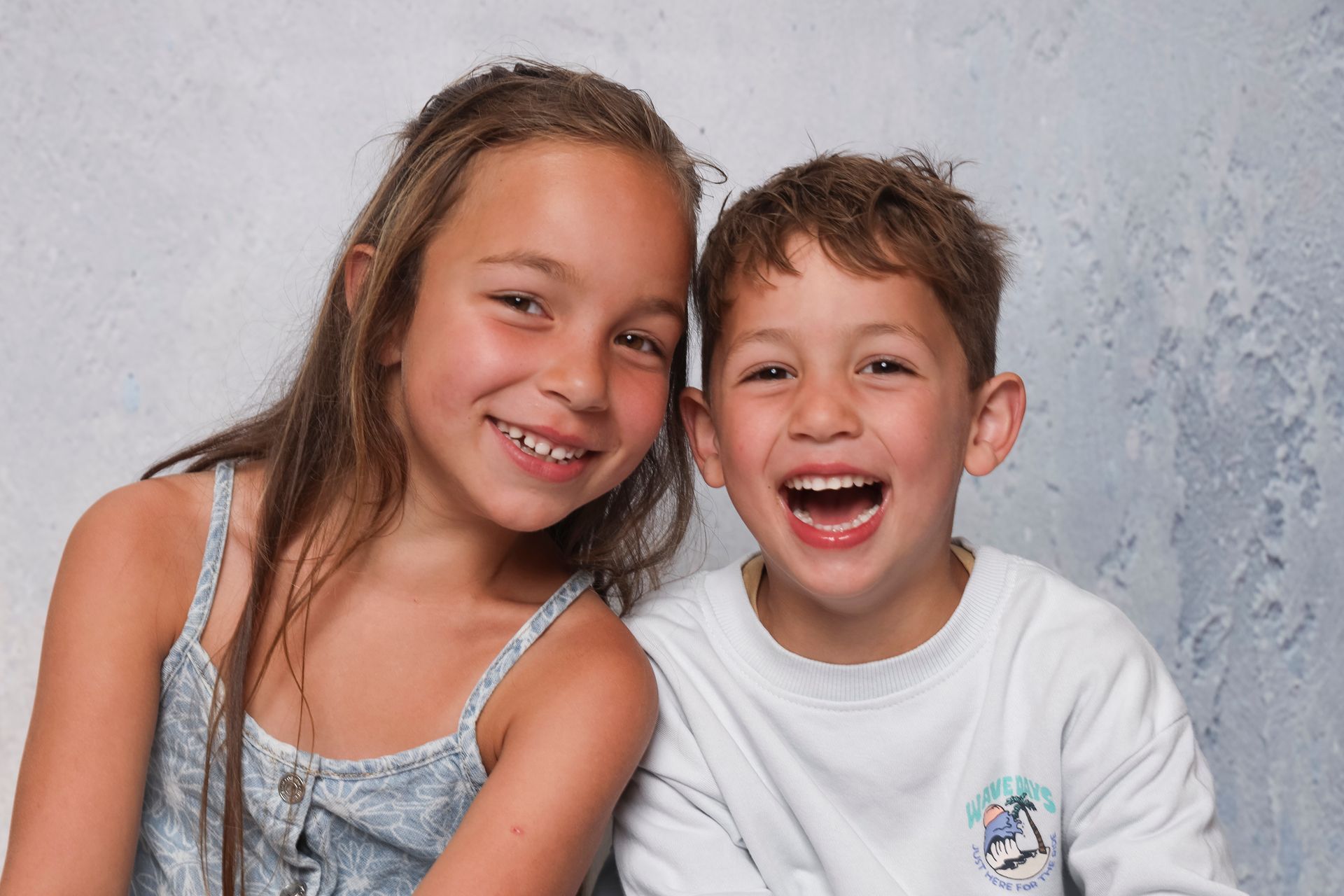 De leukste Schoolfoto, broer/zus, leuke schoolfotograaf, tiel, betuwe, gelderland