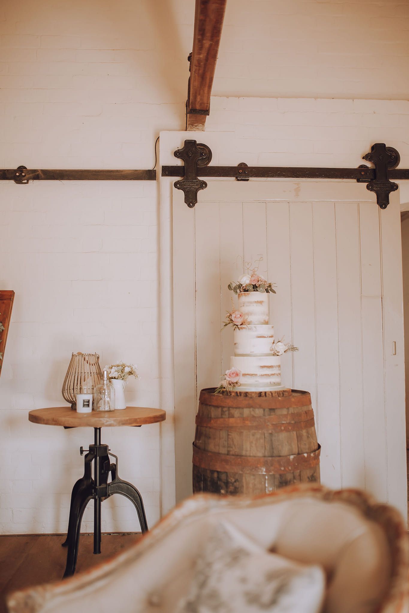 rustic cake barrel, wedding cake display ideas