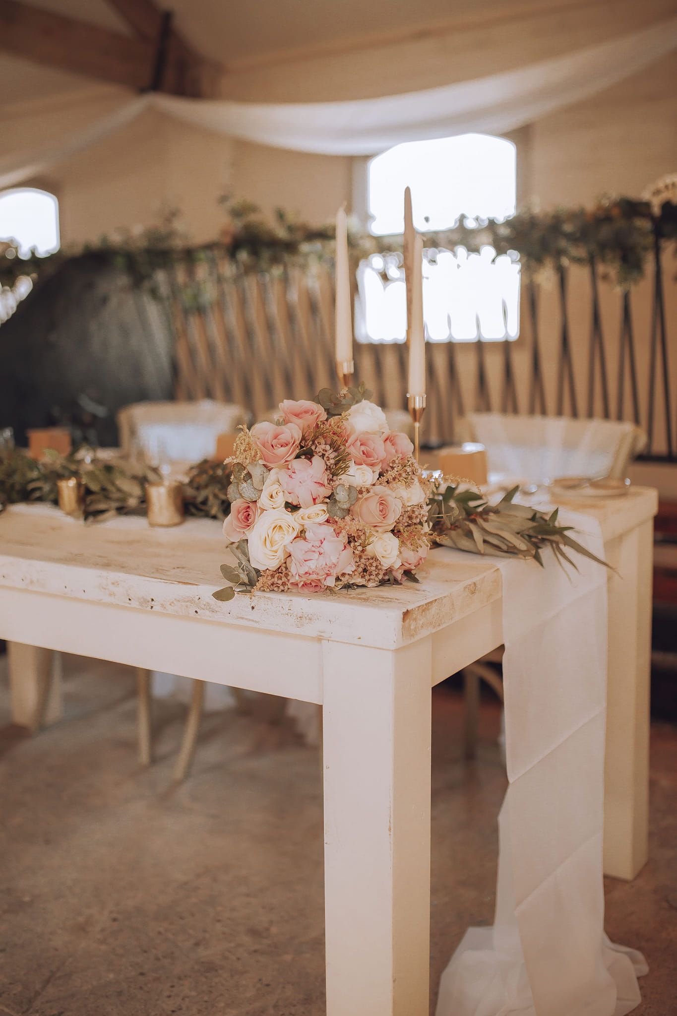 romantic top table wedding decor, wedding bouquet, wedding florist