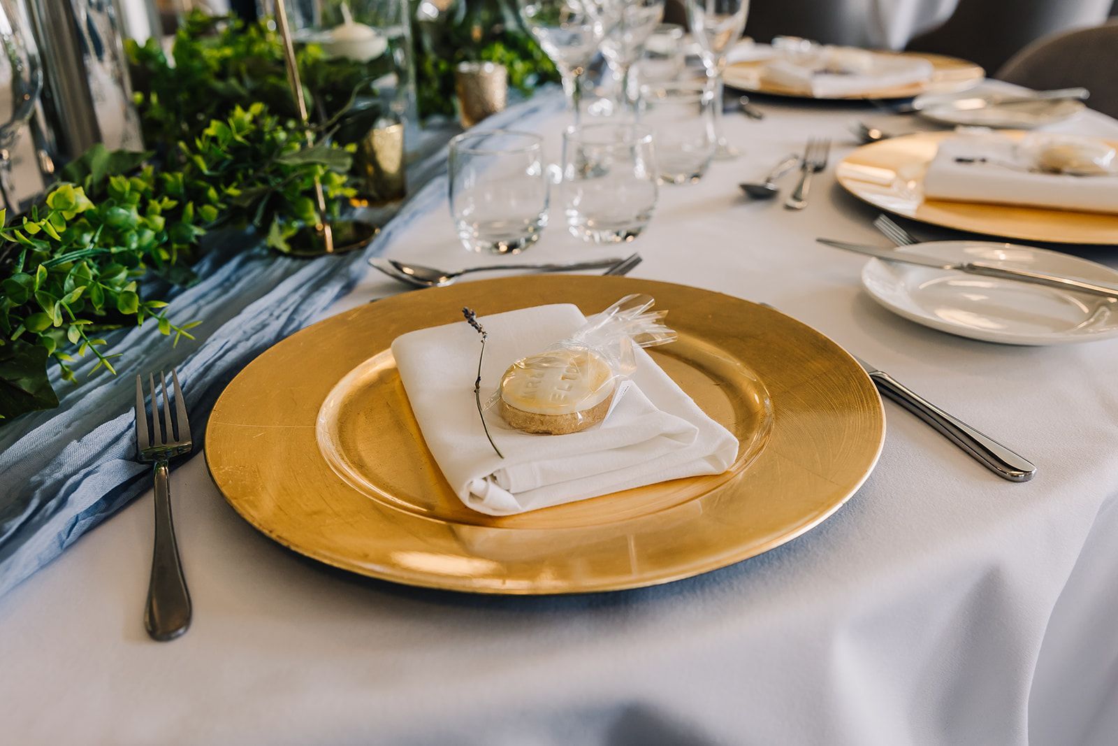 wedding favour, biscuit favour, gold charger plate