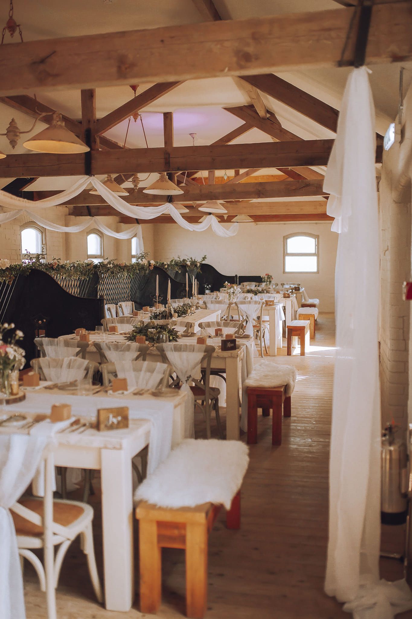 rustic floral centrepiece, wedding stylists Leicestershire, rustic log slice