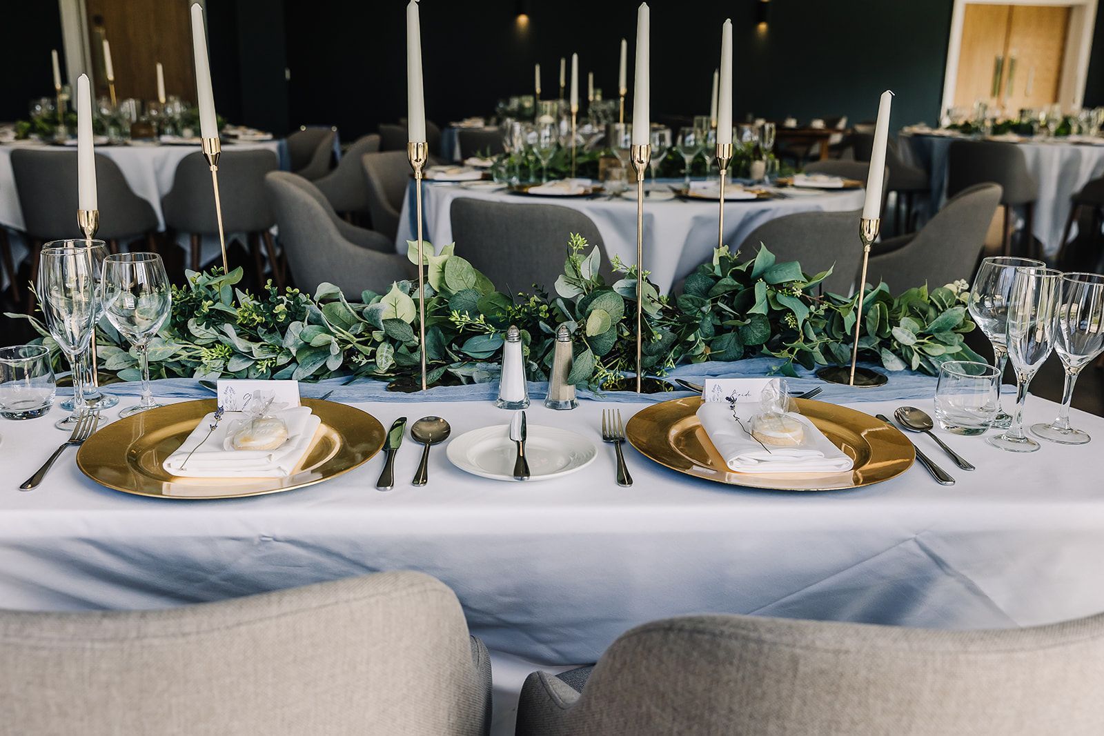 dusky blue wedding table runner, gold charger plates, hothorpe hall woodlands
