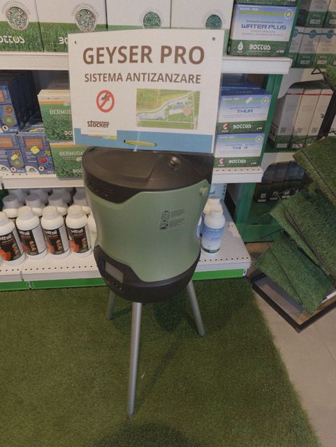 Espositore per antivirus GEYSER PRO in un punto vendita con insegna del prodotto e scaffali di flaconi nelle vicinanze.