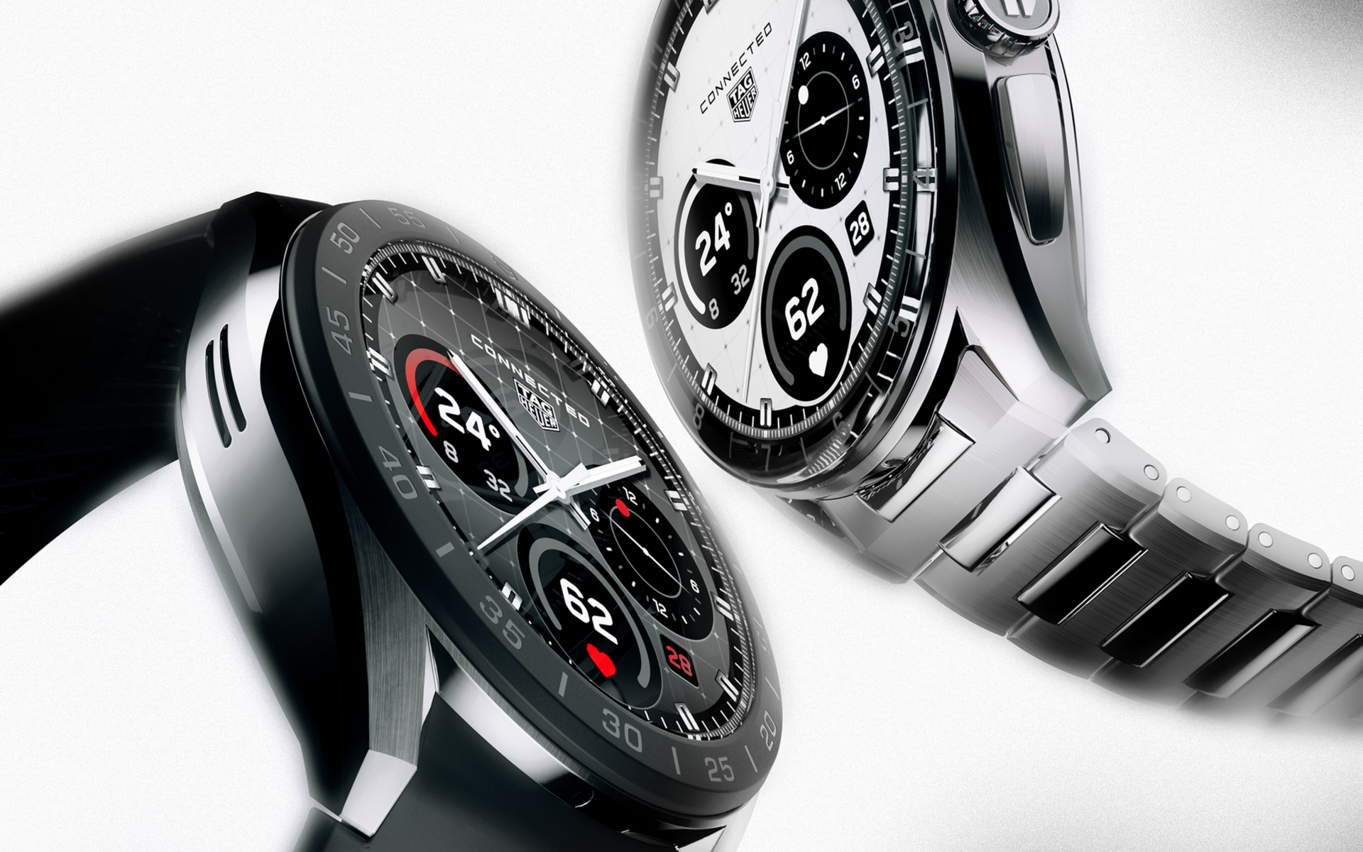 Twee luxe TAG Heuer smartwatches met digitale displays, de ene met een zwarte band, de andere met een zilveren band.
