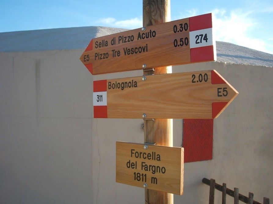 Monopattino rosso con scatola per le consegne