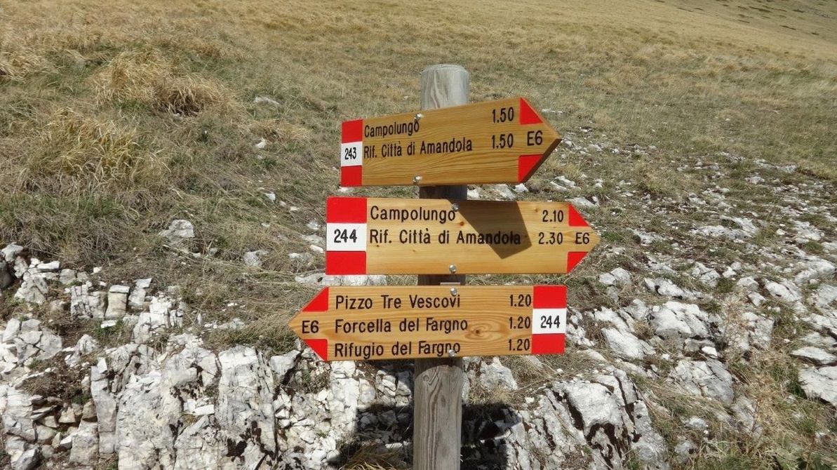 Monopattino rosso con scatola per le consegne 