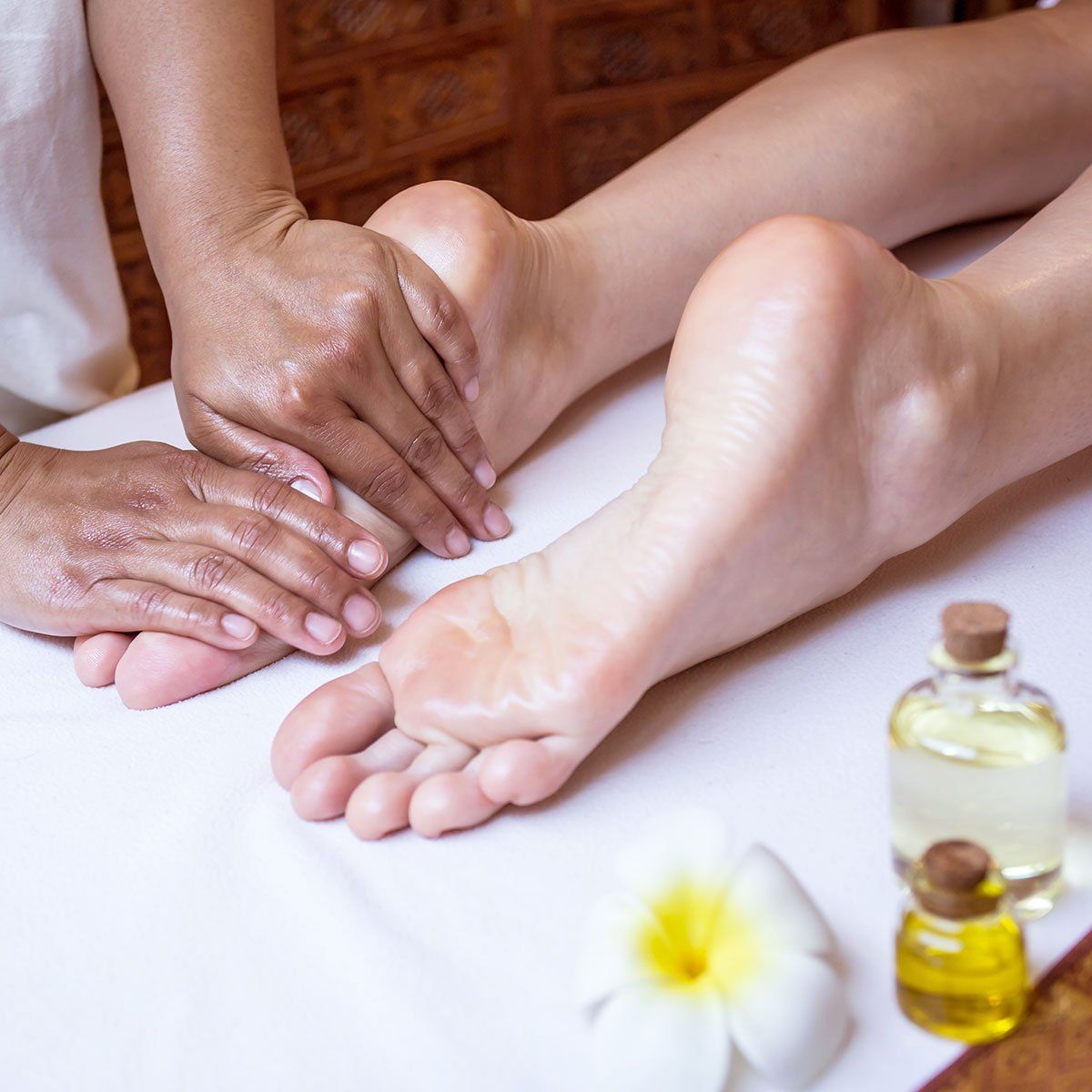 Practitioner performing Aroma Flex body work therapy treatment at Health Energies Vaughan Wellness centre