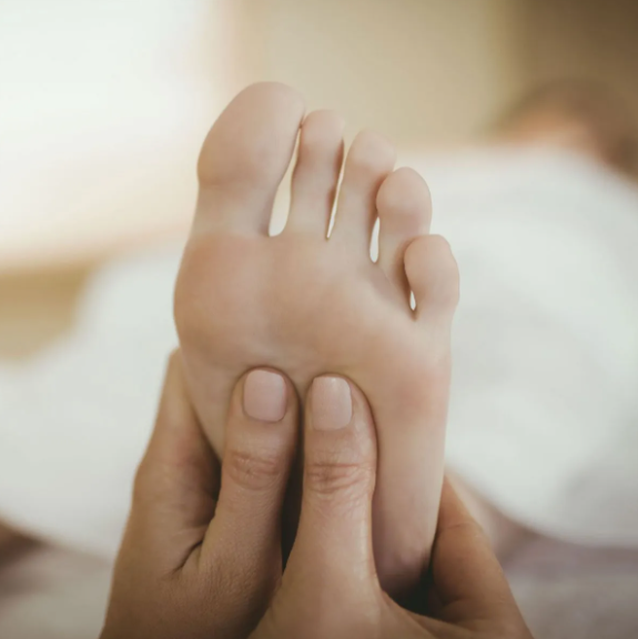 Health Energies Vaughan - Reflexology Practitioner performing a Reflexology treatment at Health Energies Vaughan Wellness centre