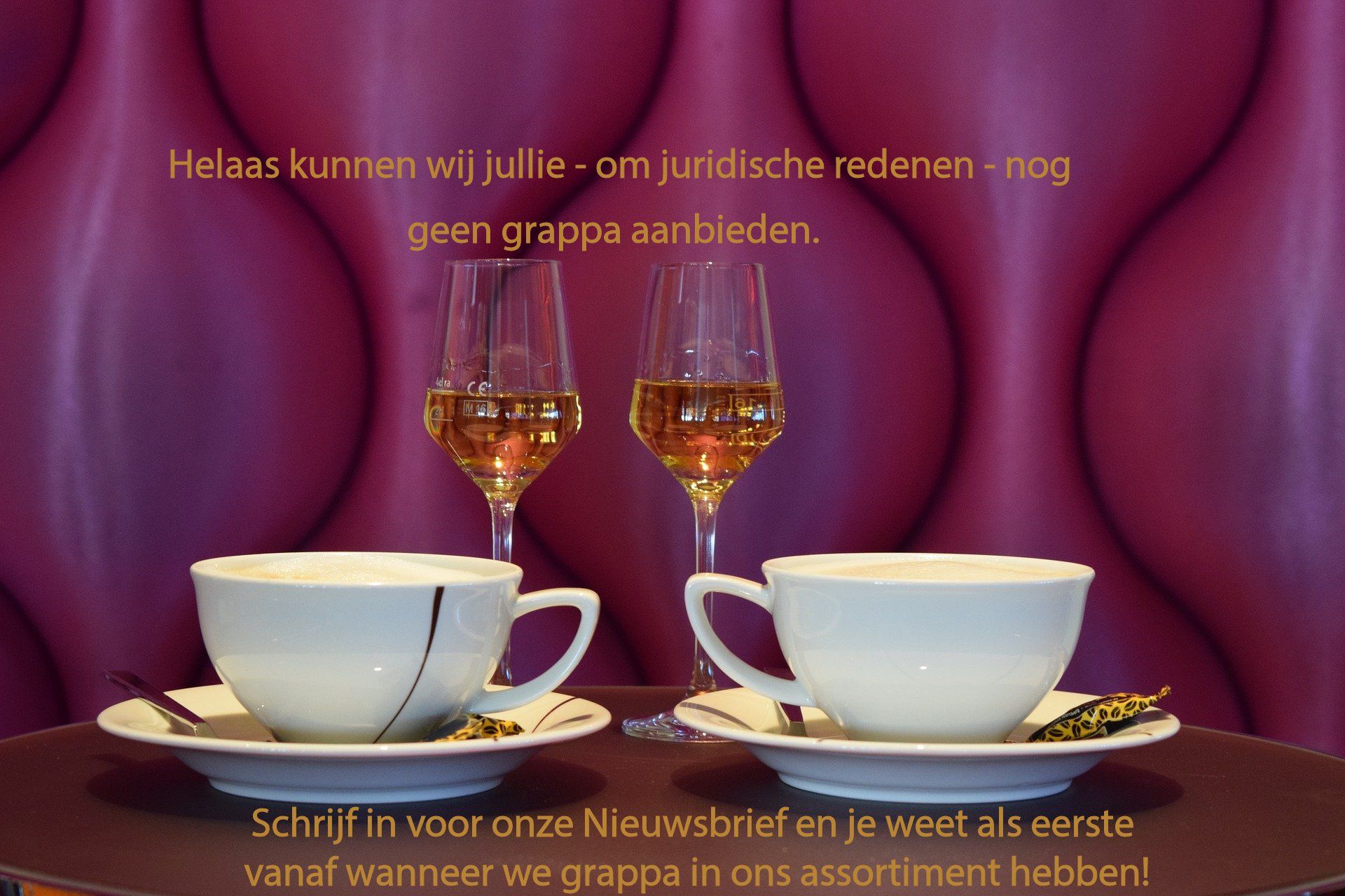 Twee glazen sterke drank en twee kopjes koffie op een dienblad met tekst over de beschikbaarheid van grappa.
