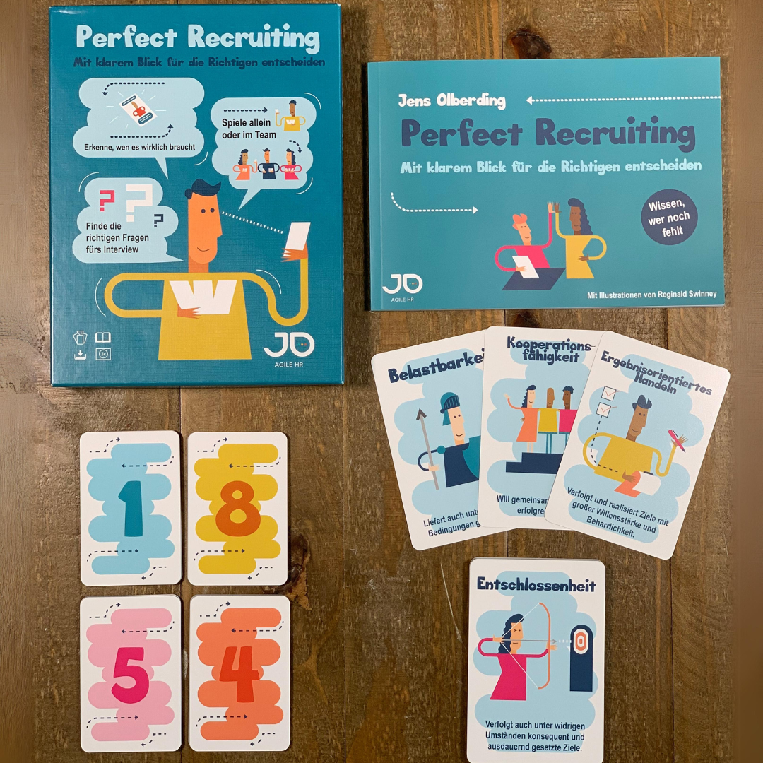 Inhalt des Spiels Perfect Recruiting, Kompetenzbuch, Kompetenzkarten, Pokerkarten, Verpackung