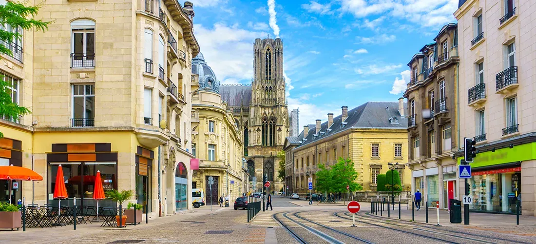 Une peinture d'une ville avec une cathédrale en arrière-plan.