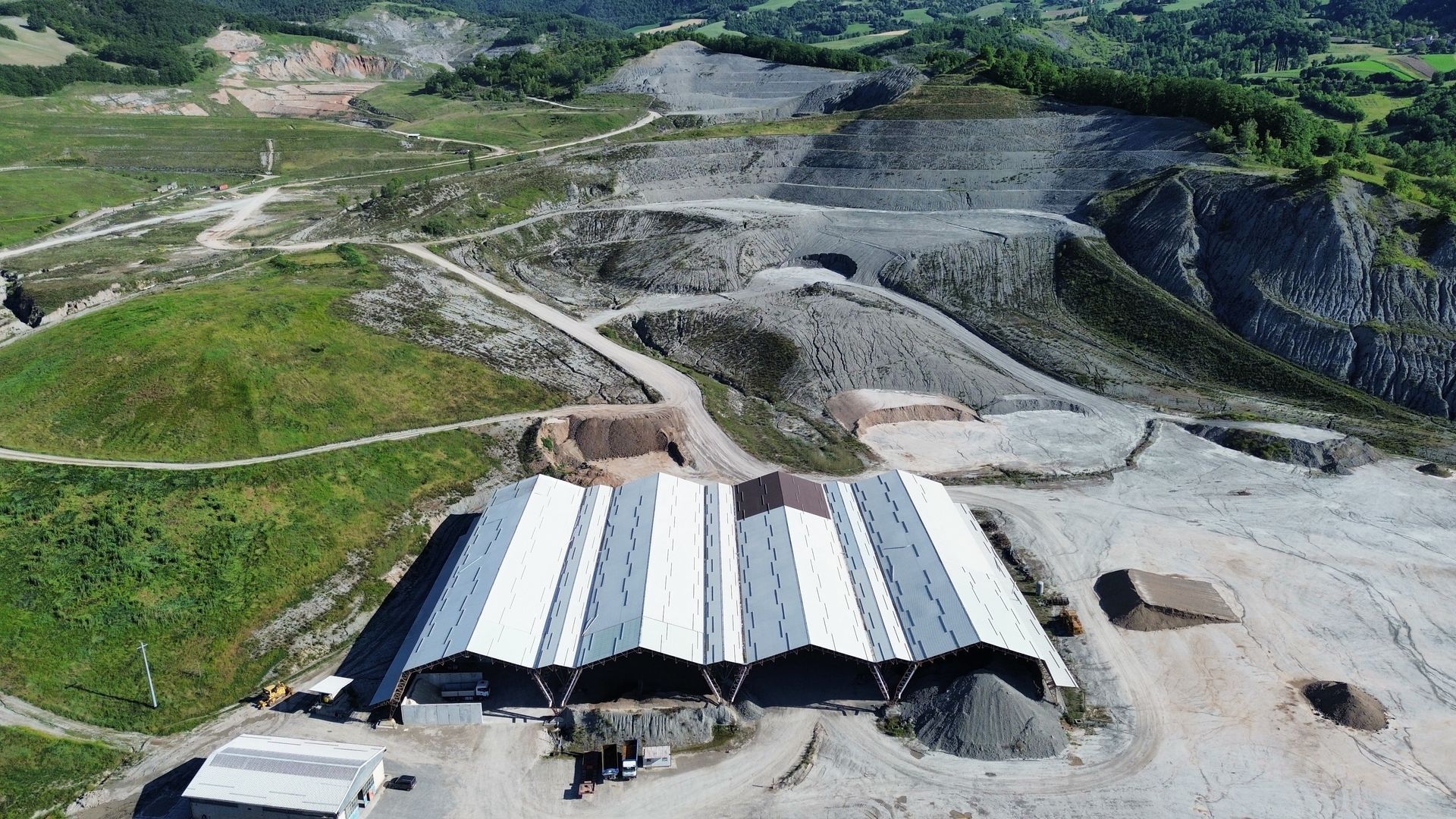 cava di argilla in cui si estrae argilla per industria ceramica e per laterizi