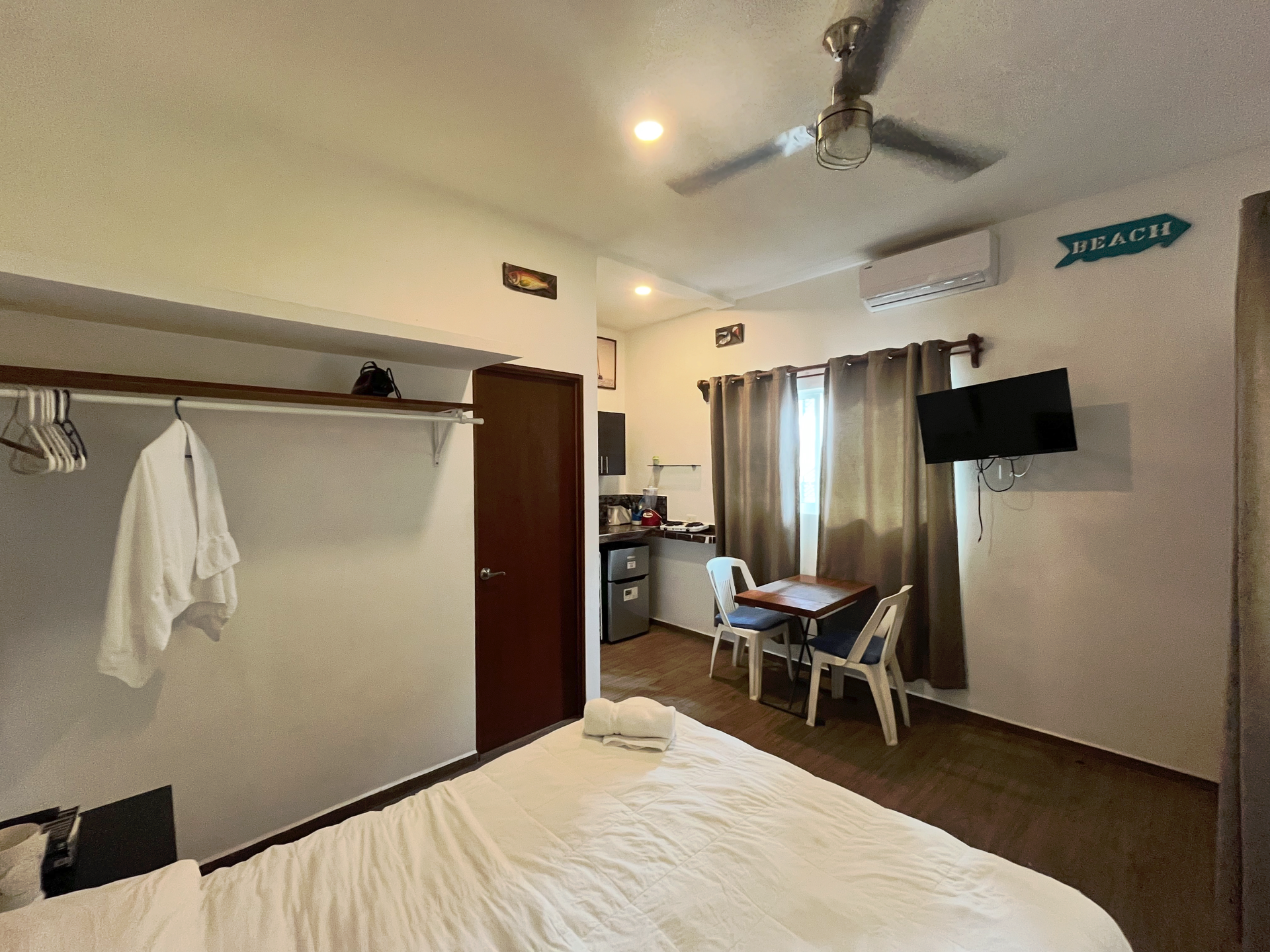 Cocineta y comedor en habitación