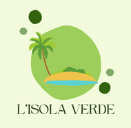 Scena di un'isola con palma e acqua all'interno di una sagoma verde, con il testo "L'ISOLA VERDE" in basso.