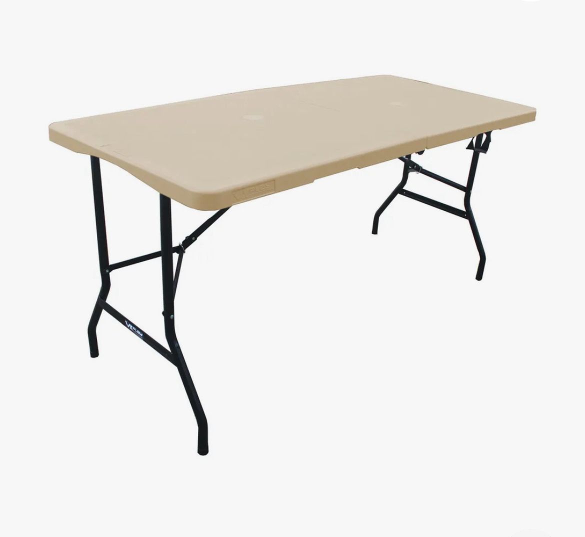 Mesa plegable blanca con patas negras junto a una maleta de transporte blanca plegada con asa.