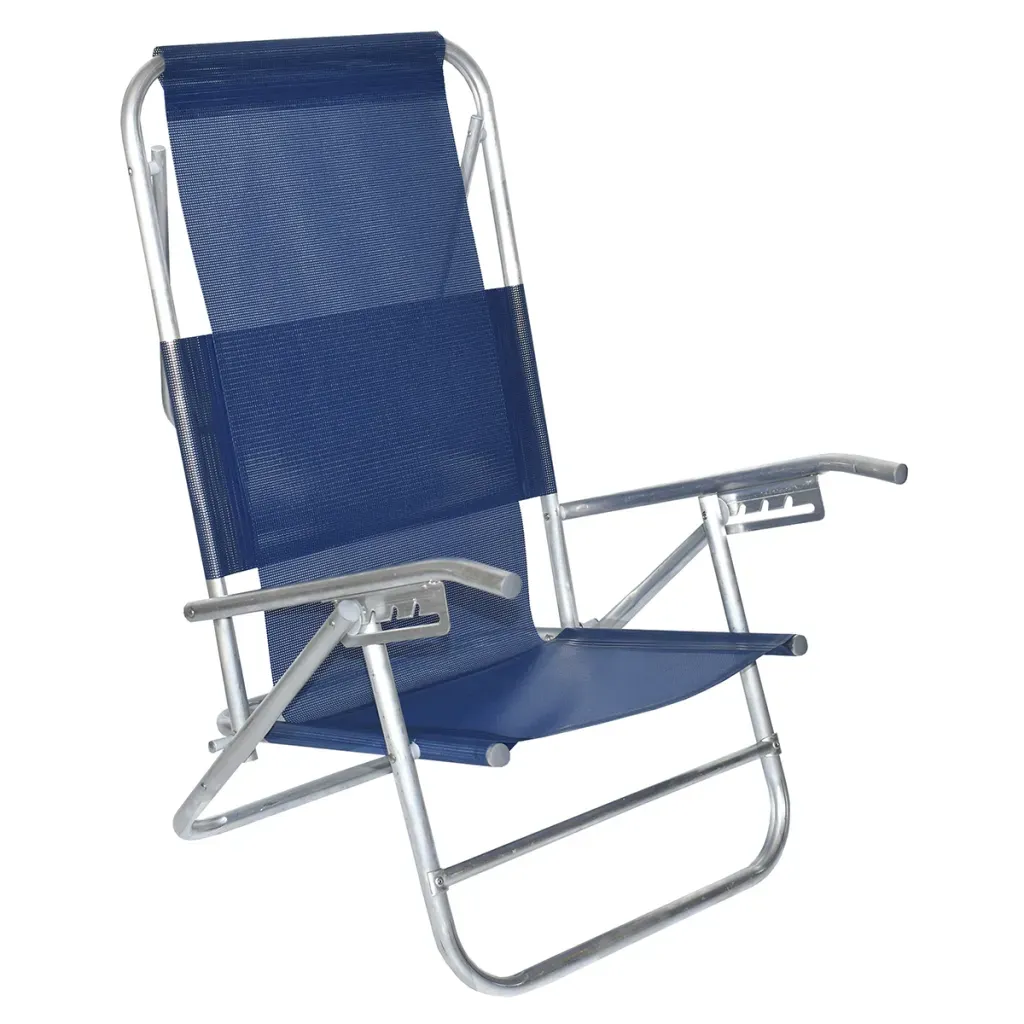 Silla de playa plegable azul con estructura y reposabrazos de metal plateado sobre fondo blanco.