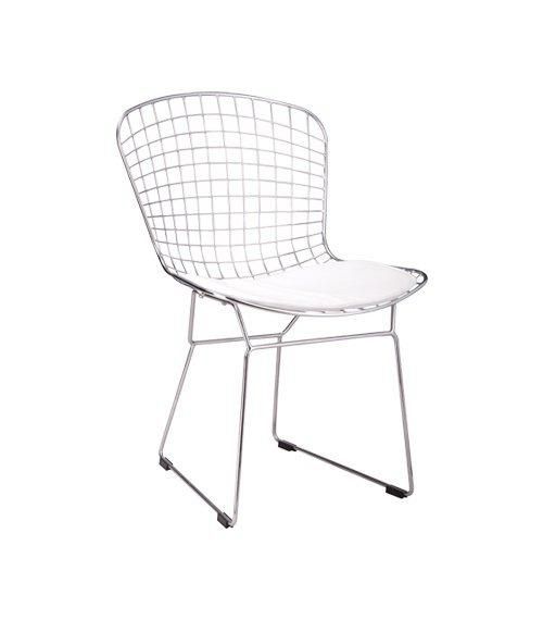 Silla blanca con estructura de alambre, respaldo curvo y patas metálicas tipo trineo sobre un fondo liso.