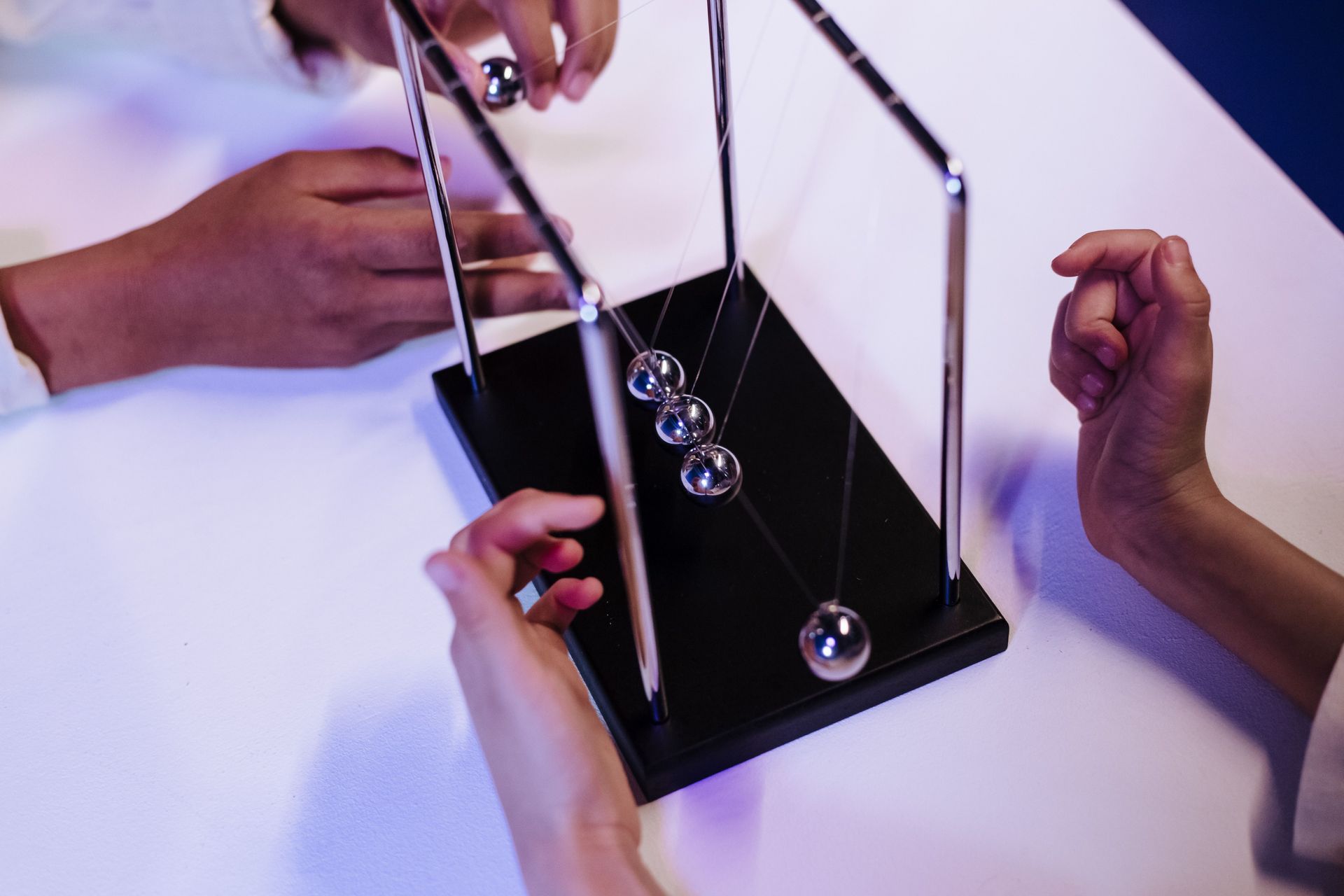 Shot-put pendulum demonstrating the effect