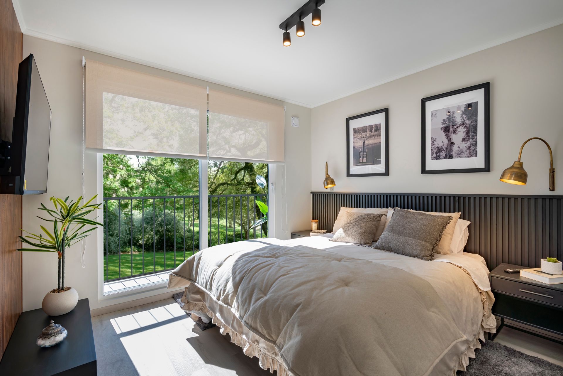 Habitación luminosa y moderna con gran ventanal, cama king size y vistas al jardín.