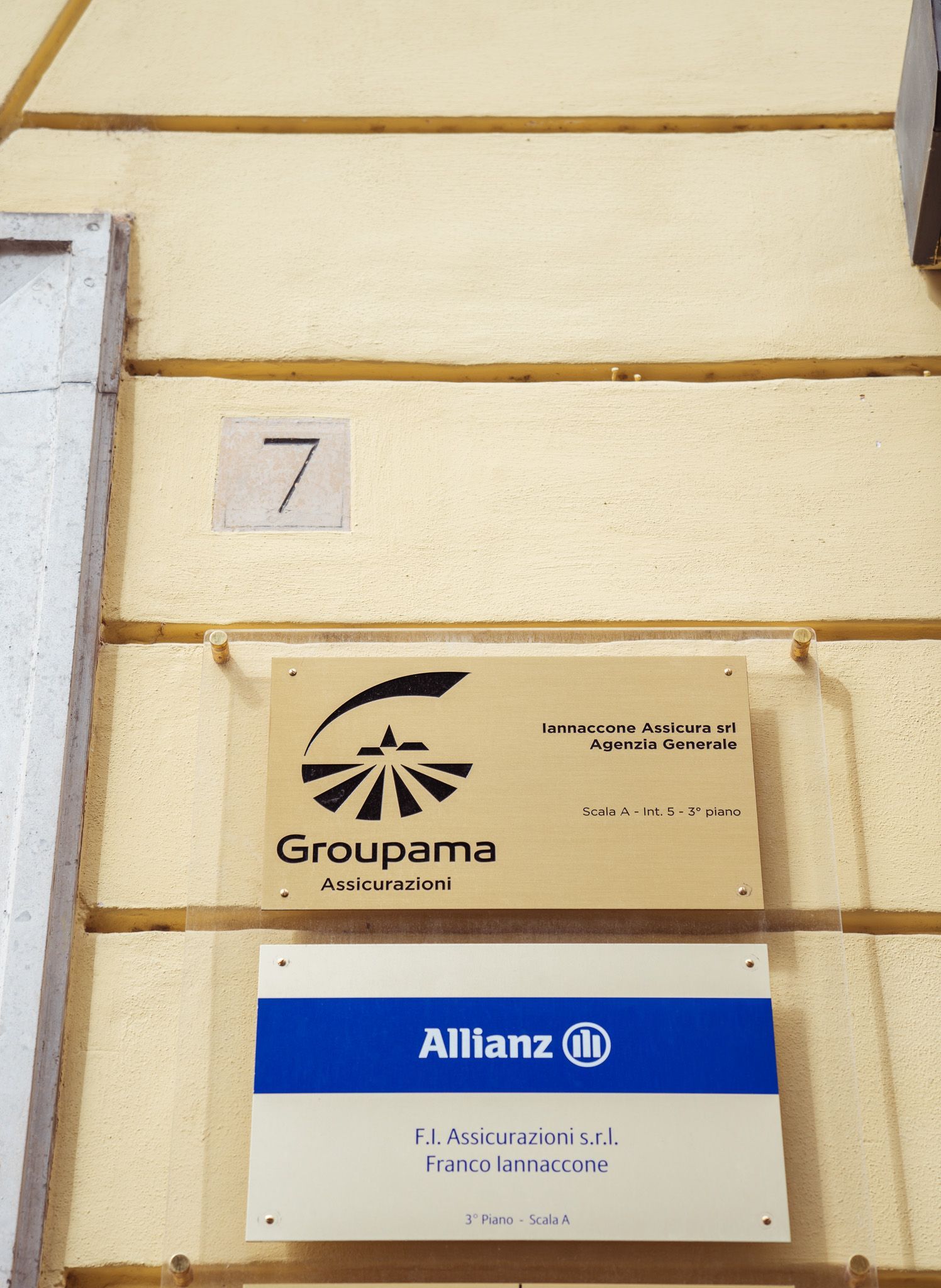 Esterno dell'edificio con il numero 