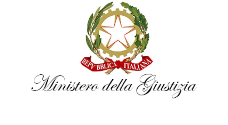 Logo del Ministero della Giustizia italiano: emblema con stella, ingranaggio, rami d'ulivo e la scritta 