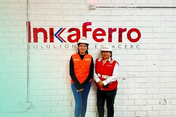 Dos mujeres están paradas frente a un cartel que dice Inkaferro.