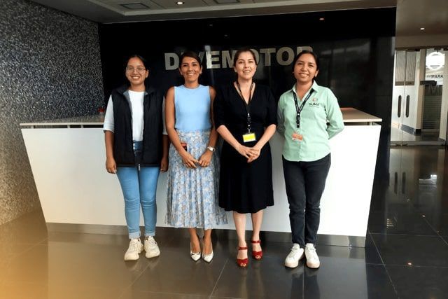Un grupo de mujeres posan para una foto
