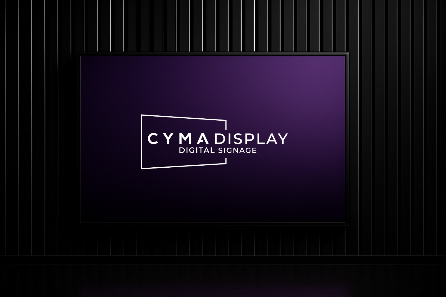 Televisor widescreen em ambiente escuro exibindo o logotipo minimalista da Cyma Display – Digital Signage