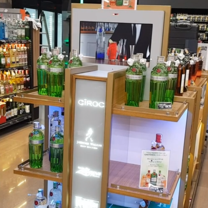 Várias garrafas de ciroc estão em exposição em uma loja