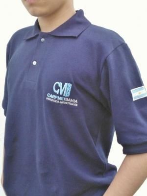 Persona que viste un polo azul marino con un logo y una bandera argentina en la manga.