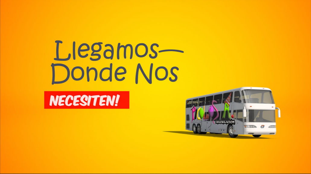 Un camarero sostiene una bandeja de bebidas delante de un grupo de personas.
