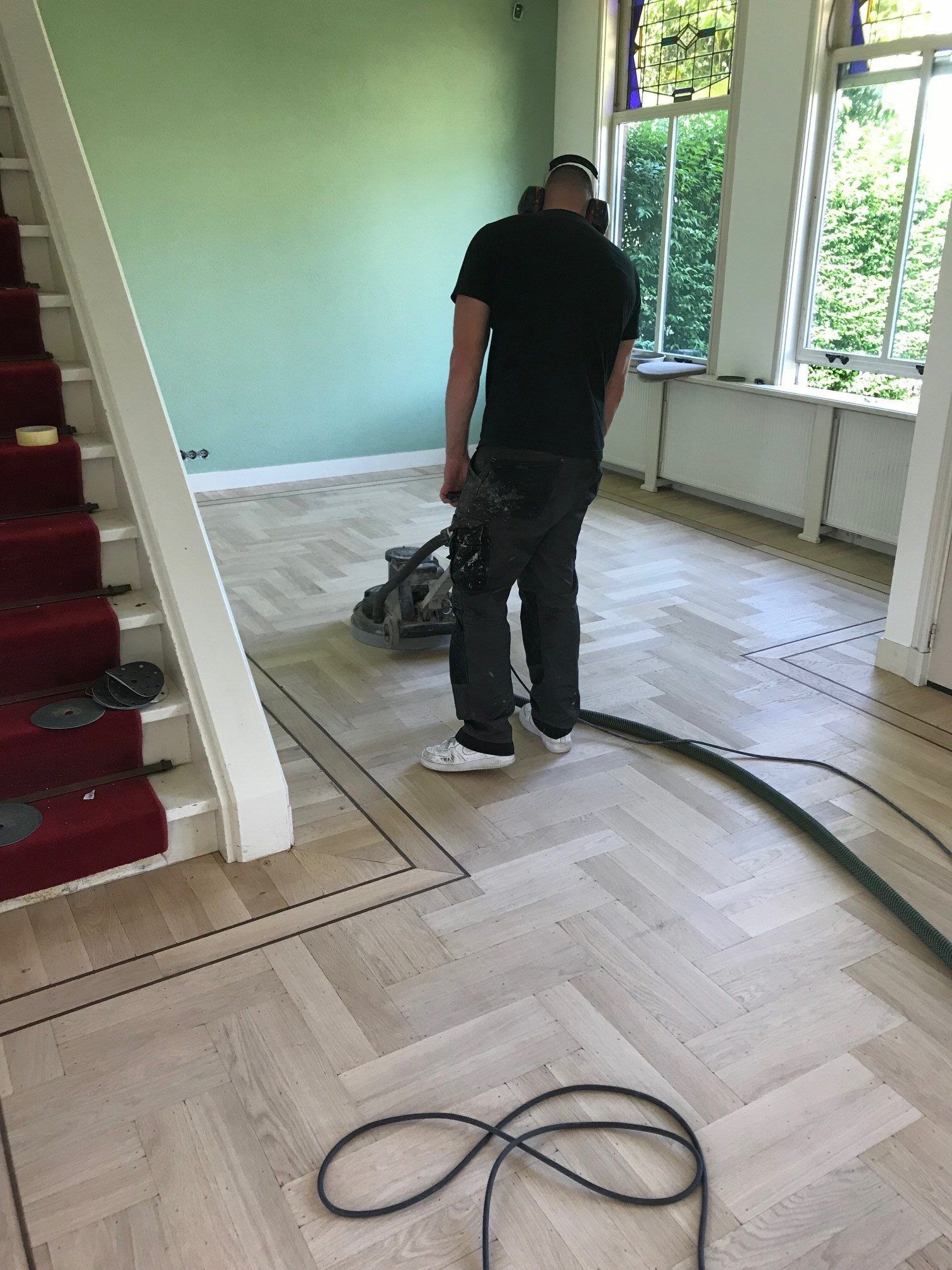 Renovatie van diagonale dubbele visgraatvloer met wengé biezen