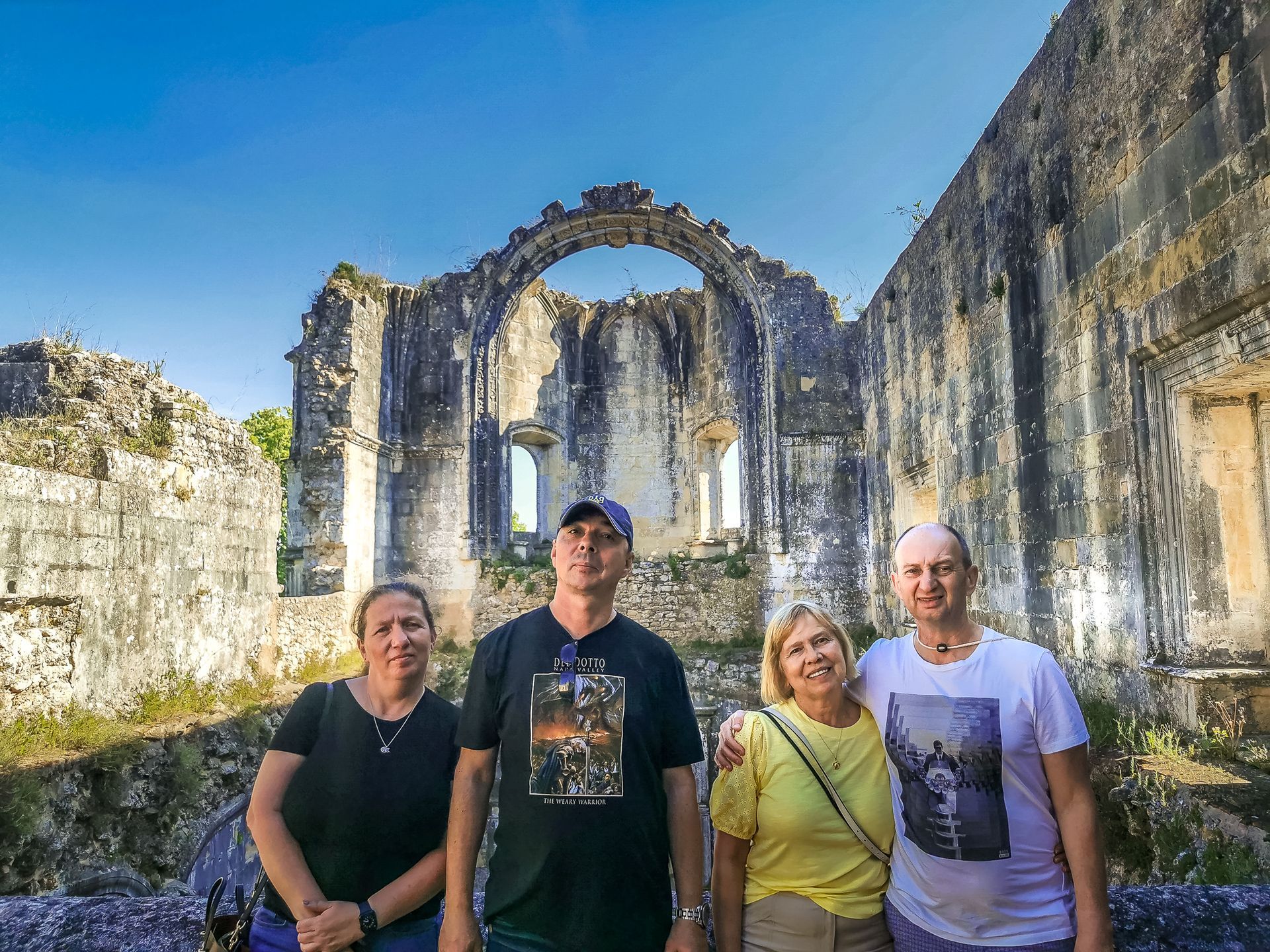 2 couples inside Convento de Cristo in Tomar during a guided tour with Duca