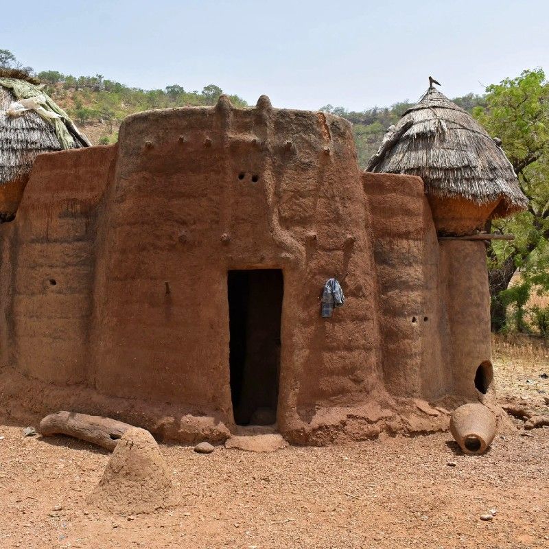 In the Somba Country of northern Benin, the remarkable Tata Somba houses stand as living symbols of tradition, ingenuity, and cultural identity. Built from earth and natural materials, these distinctive fortified homes reflect generations of knowledge and a deep connection between people and landscape. Discover the fascinating heritage and authentic communities of northern Benin with Visit Benin Republic, our trusted local DMC and destination expert within the Africa DMC’s network.