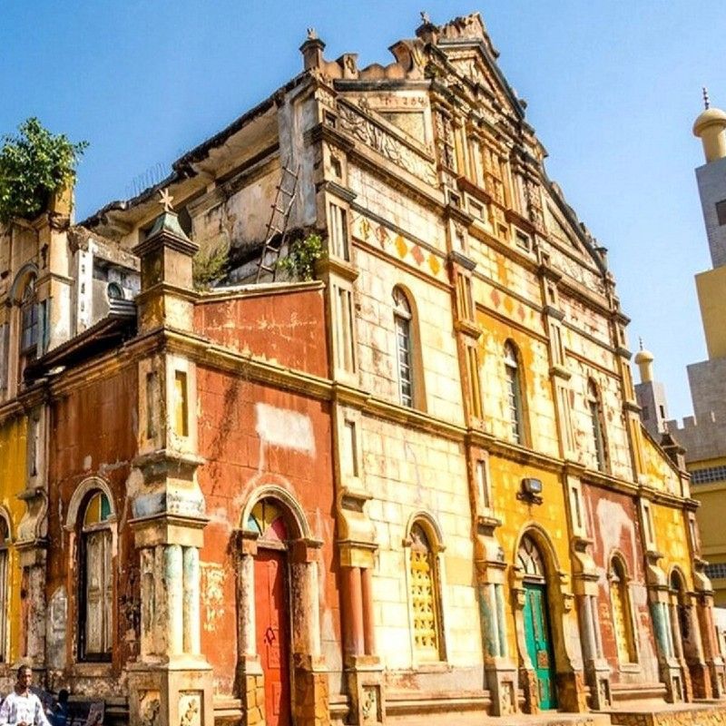 In the heart of Porto-Novo, Benin’s Great Mosque immediately catches the eye with its striking Afro-Brazilian architecture, colourful façade, and remarkable history. Built in a style influenced by former enslaved Africans who returned from Brazil, it reflects the fascinating cultural exchanges that have shaped Benin over generations. Discover Porto-Novo’s unique heritage and the many stories behind Benin’s architecture with Visit Benin Republic, our trusted local DMC and destination expert within the Africa DMC’s network.