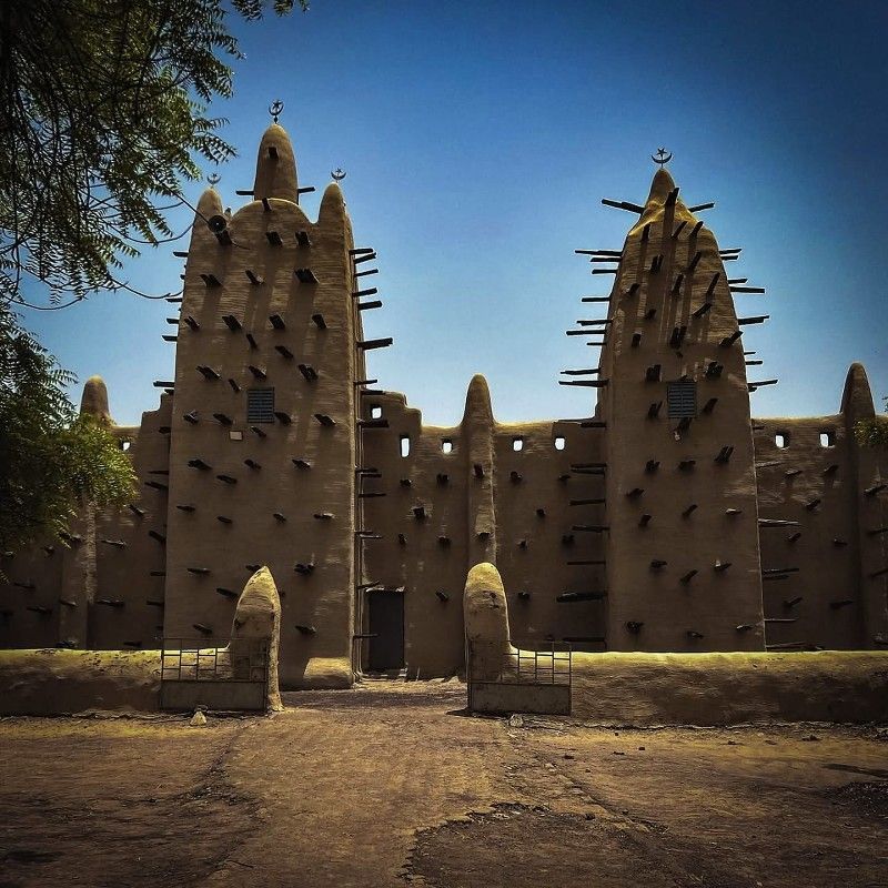 Rising from the earth in the distinctive Sudano-Sahelian style, Mali’s traditional mud-brick mosques are remarkable expressions of architecture, faith, and centuries-old craftsmanship. Their sculpted façades and characteristic wooden beams reflect building traditions passed down through generations. Discover Mali’s extraordinary architectural and cultural heritage with Masanké Travel, our trusted local DMC and destination expert within the Africa DMC’s network.