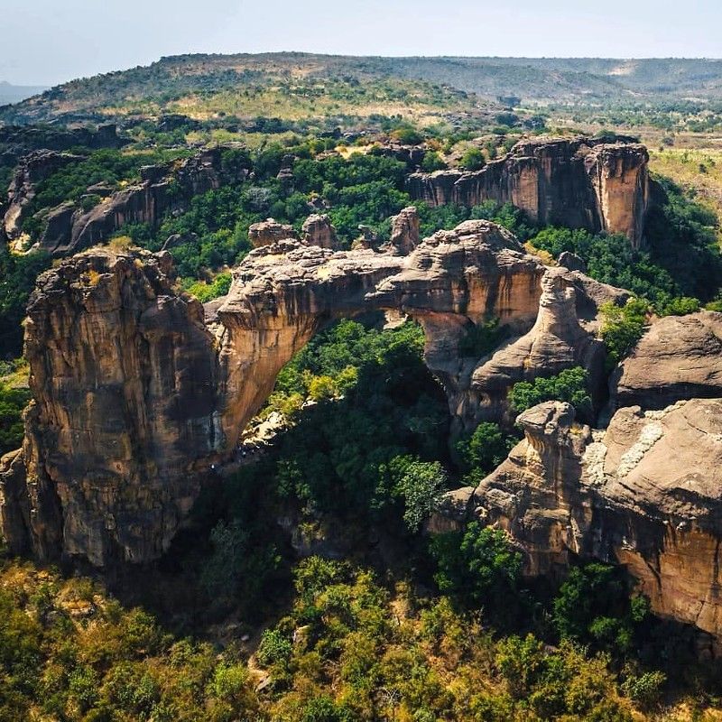 Among the rugged landscapes of Siby, spectacular sandstone cliffs and natural rock arches reveal another, lesser-known side of Mali. Shaped by time and surrounded by the landscapes of the Manding Mountains, the region offers striking scenery, hiking, and encounters with local communities. Discover Mali beyond the expected with Masanké Travel, our trusted local DMC and destination expert within the Africa DMC’s network.
