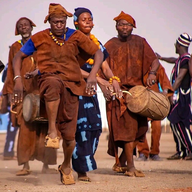 Music, rhythm, and dance are at the heart of Mali’s extraordinary cultural identity. Traditional drums set the rhythm as dancers bring celebrations to life, reflecting customs and artistic traditions passed from one generation to the next. Renowned far beyond its borders for its musical heritage, Mali offers travellers the chance to experience a culture that is not simply preserved, but lived. Discover its rhythms, traditions, and remarkable people with Masanké Travel, our trusted local DMC and destination expert within the Africa DMC’s network.
