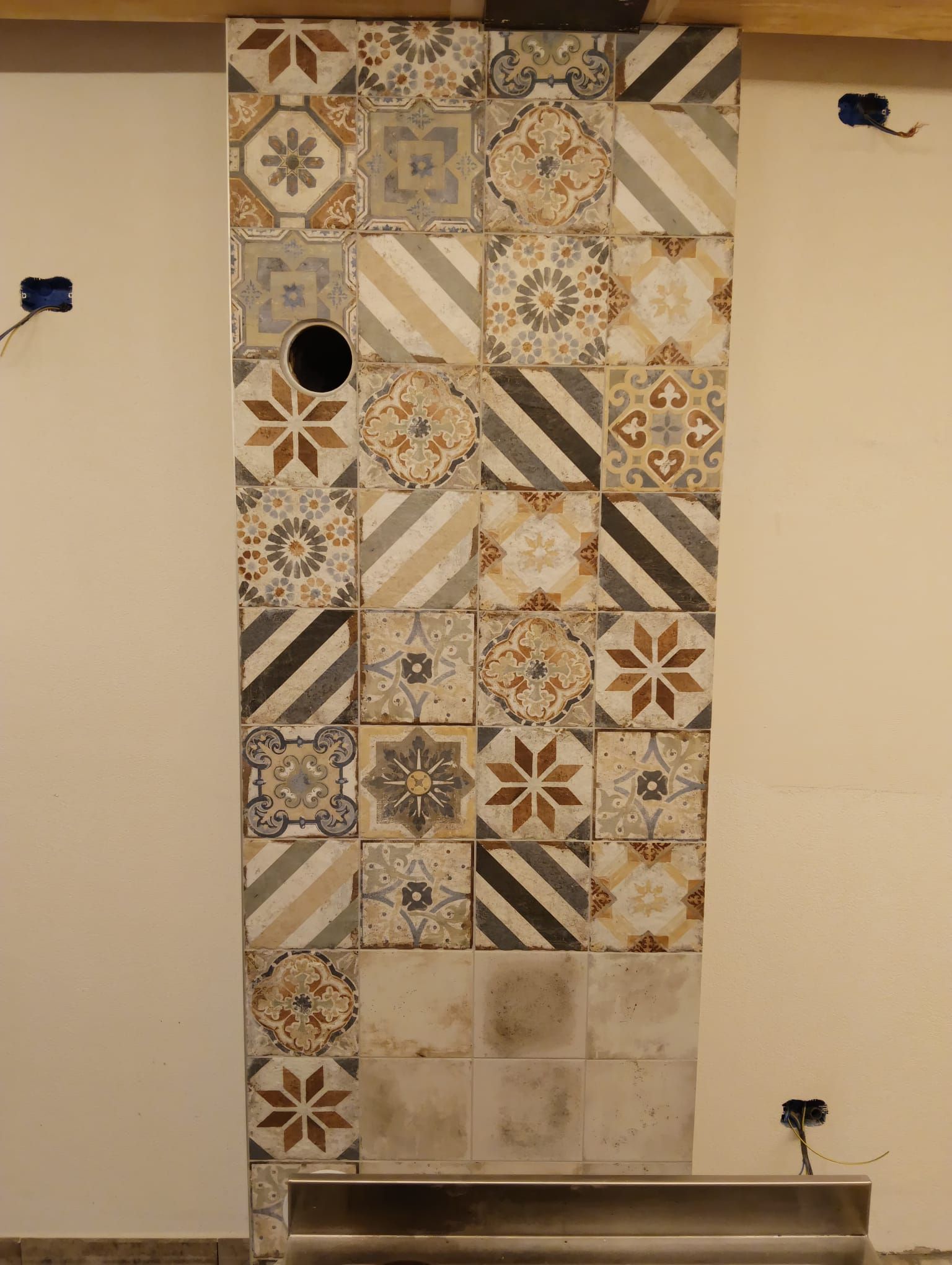 Sezione di parete rivestita con piastrelle decorate