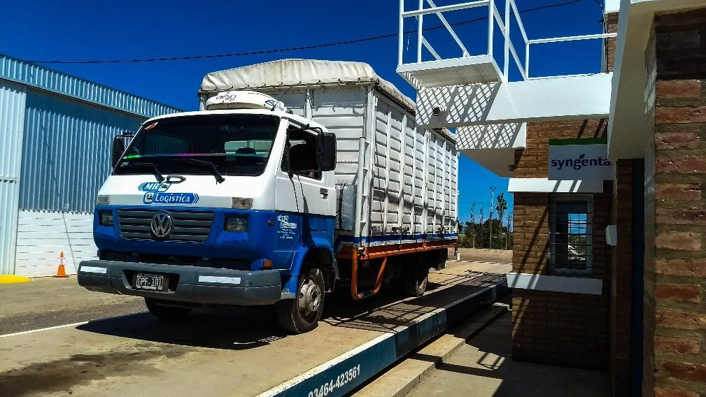 Un camión azul y blanco está estacionado en una báscula.