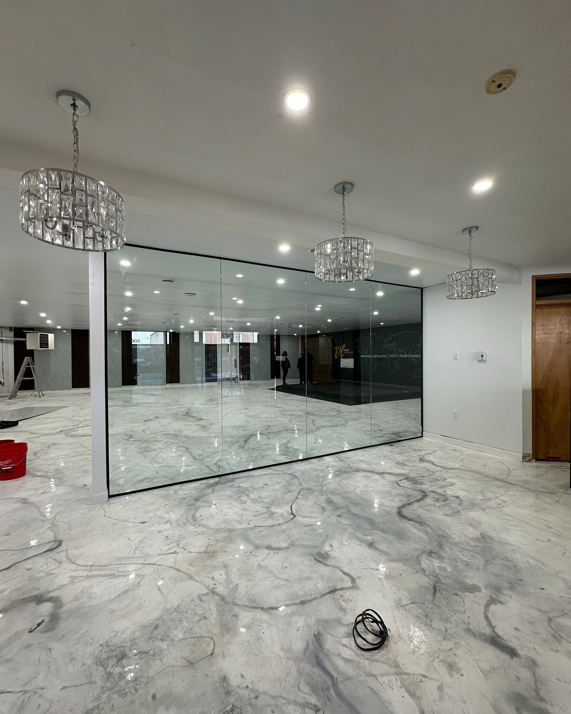 Il y a un grand miroir au milieu de la pièce.