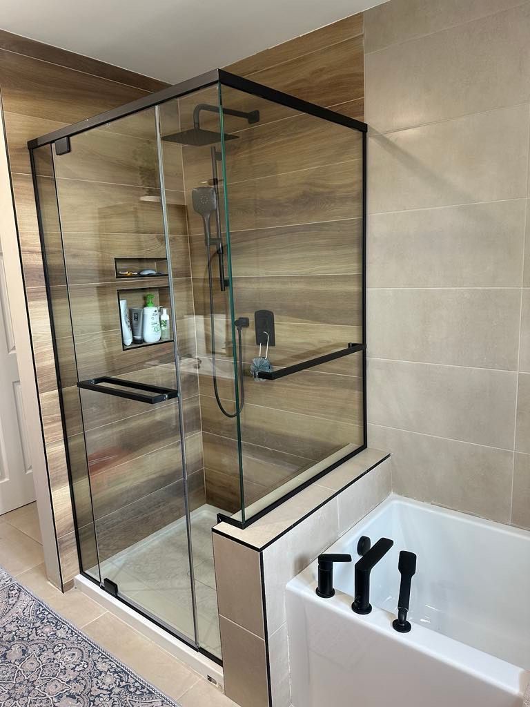 Une salle de bain avec une douche à l'italienne et une baignoire.