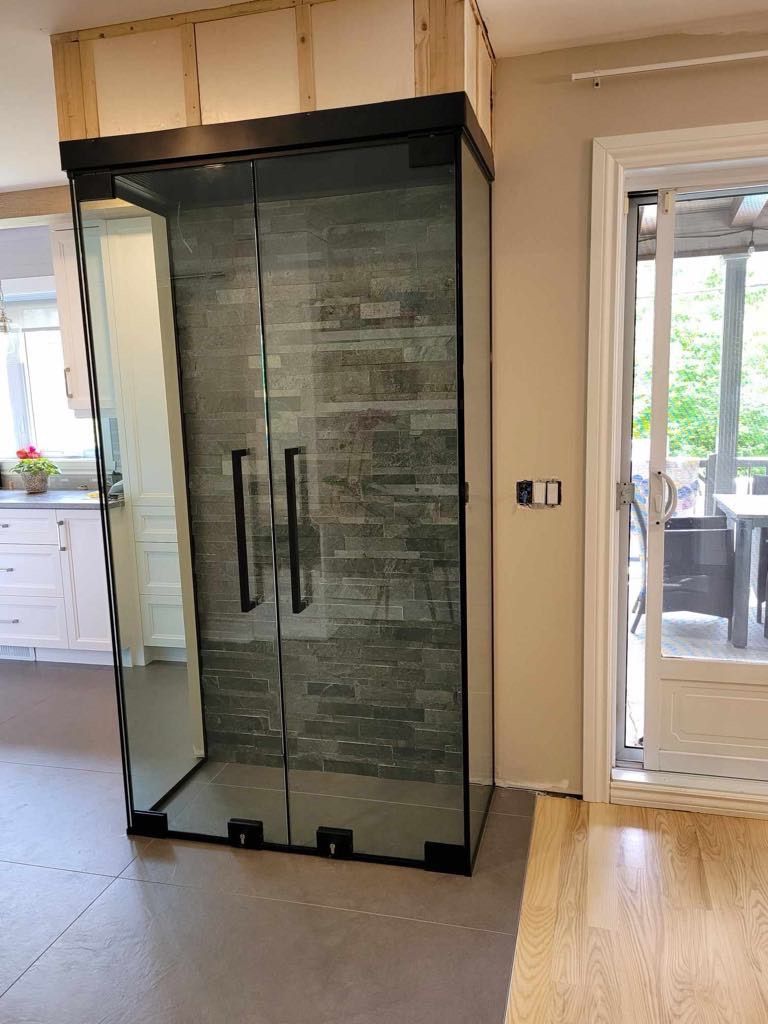 Une pièce avec une porte vitrée et une porte coulissante en verre.